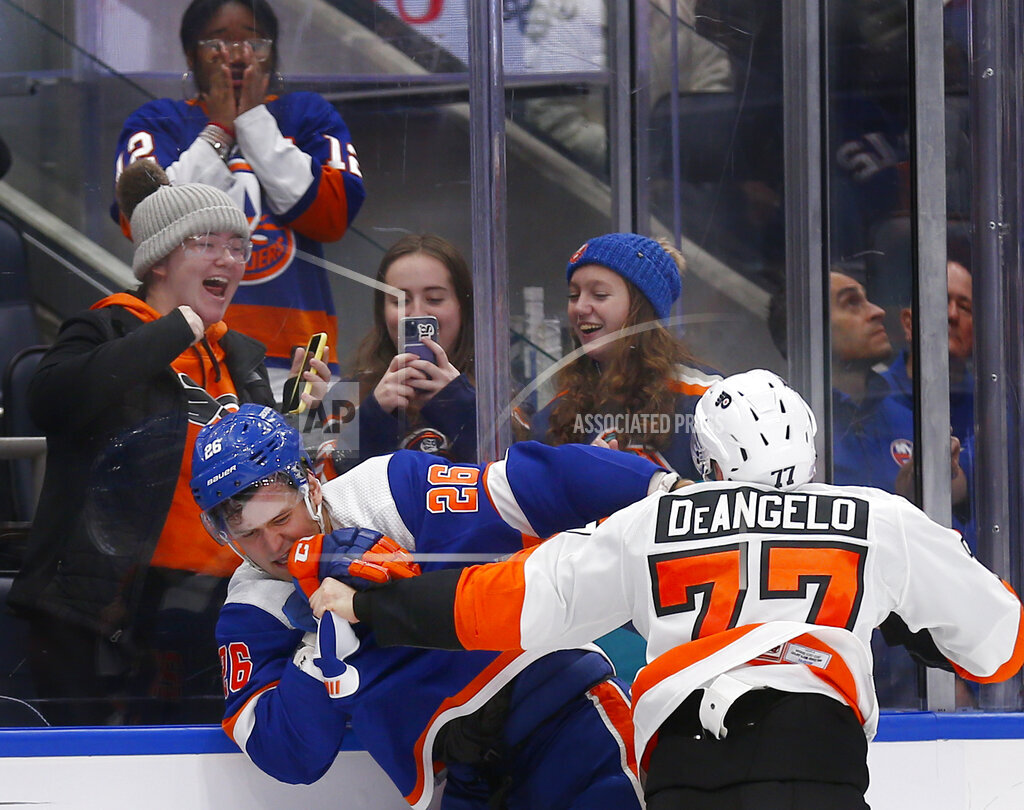 Philadelphia Flyers come back to beat lowly New York Islanders 3-2