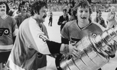 Bernie Parent, Bobby Clarke with the Stanley Cup ini 1975.