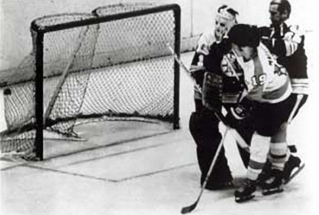 Flyers' Rick MacLeish beats Bruins goalie Gilles Gilbert for deciding goal in 1974 Stanley Cup finals. (AP photo)