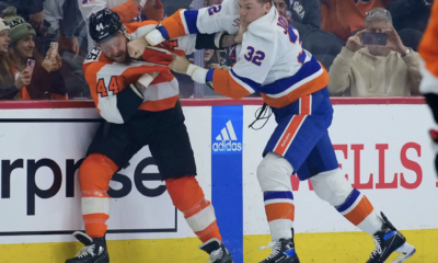 Flyers' Nic Deslauriers slugs it out with Islanders' Ross Johnston. (AP Photo)